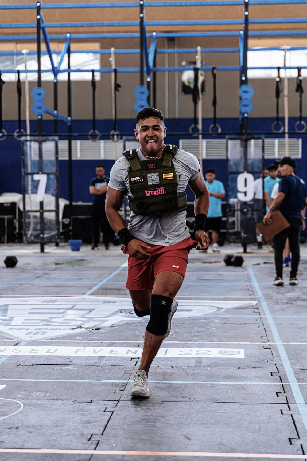 Atleta concentrada preparando el siguiente levantamiento