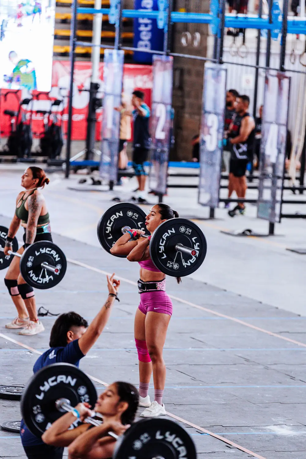 Atleta durante una prueba de levantamiento en competición
